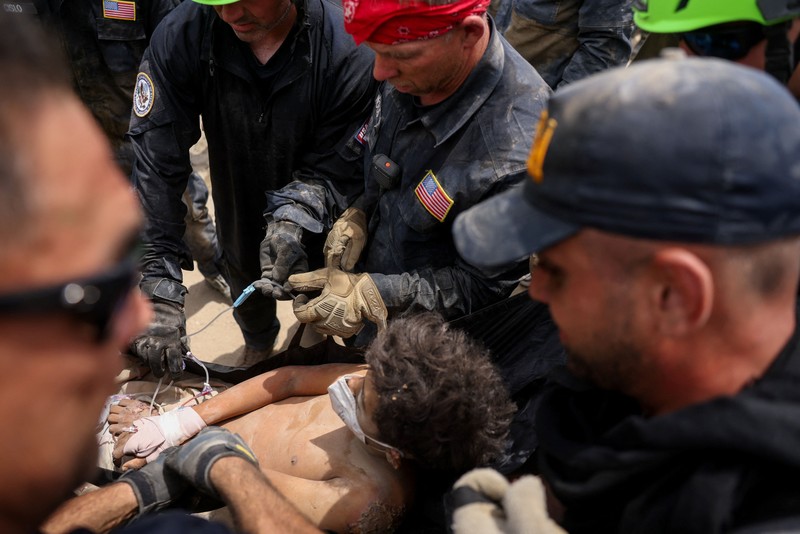 Orang-orang berkumpul saat petugas penyelamat membantu upaya penyelamatan setelah gempa bumi melanda negara itu, di La Guaira, Venezuela, 27 Juni 2026. (REUTERS/Maxwell Briceno)