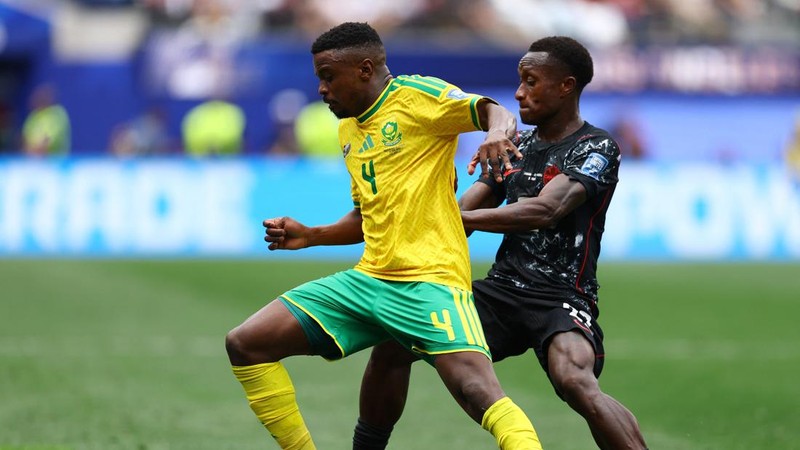 Teboho Mokoena berduel dengan Richie Laryea dalam pertandingan babak 32 besar Piala Dunia FIFA 2026 antara Afrika Selatan dan Kanada di Los Angeles Stadium, Inglewood, California, Amerika Serikat, Minggu (28/6/2026).