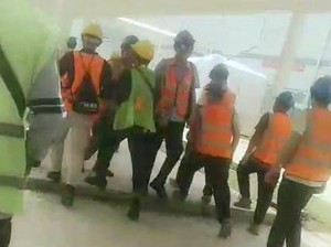 Beda Nasib Pekerja Kasar Lokal dan TKA Cina di Karawang