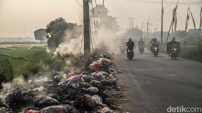 Tumpukan Sampah Liar Meluber ke Jalan, Ganggu Pengendara