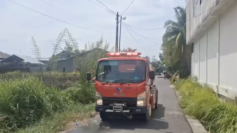 Upaya penanganan darurat oleh BPBD Kota Langsa atas kebakaran hutan dan lahan yang terjadi di Kota Langsa, Provinsi Aceh, pada Minggu (28/6). (Dok. BPBD Kota Langsa)