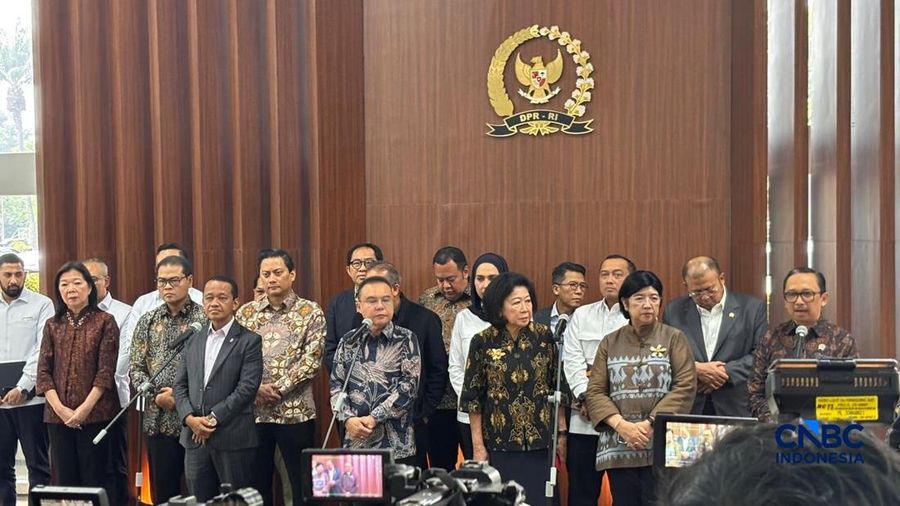 Wakil Ketua Dewan Perwakilan Rakyat Republik Indonesia, Sufmi Dasco Ahmad memberikan keterangan kepada awak media di Jakarta, Senin (29/6/2026). (CNBC Indonesia/Firda Dwi Muliawati)