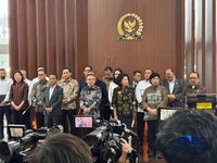 Wakil Ketua Dewan Perwakilan Rakyat Republik Indonesia, Sufmi Dasco Ahmad memberikan keterangan kepada awak media di Jakarta, Senin (29/6/2026). (CNBC Indonesia/Firda Dwi Muliawati)