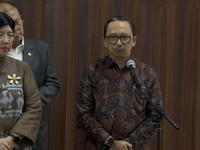 Wakil Menteri Keuangan, Juda Agung saat menyampaikan keterangan kepada awak media di Jakarta, Senin (29/6/2026).