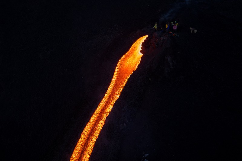 Aliran lava cair yang mengalir menuruni lereng Gunung Etna selama letusan, di Pulau Sisilia, Italia, Senin (29/6/2026). (REUTERS/Giuseppe Di Stefano)