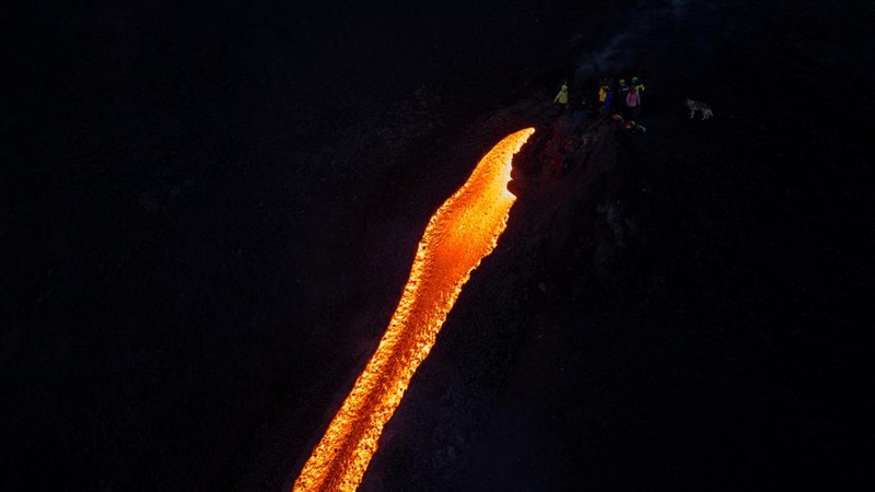 Aliran lava cair yang mengalir menuruni lereng Gunung Etna selama letusan, di Pulau Sisilia, Italia, Senin (29/6/2026). (REUTERS/Giuseppe Di Stefano)