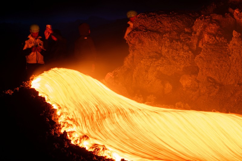 Aliran lava cair yang mengalir menuruni lereng Gunung Etna selama letusan, di Pulau Sisilia, Italia, Senin (29/6/2026). (REUTERS/Giuseppe Di Stefano)