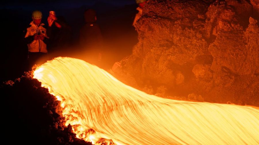 Aliran lava cair yang mengalir menuruni lereng Gunung Etna selama letusan, di Pulau Sisilia, Italia, Senin (29/6/2026). (REUTERS/Giuseppe Di Stefano)