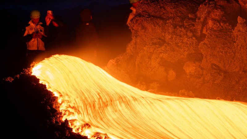 Aliran lava cair yang mengalir menuruni lereng Gunung Etna selama letusan, di Pulau Sisilia, Italia, Senin (29/6/2026). (REUTERS/Giuseppe Di Stefano)