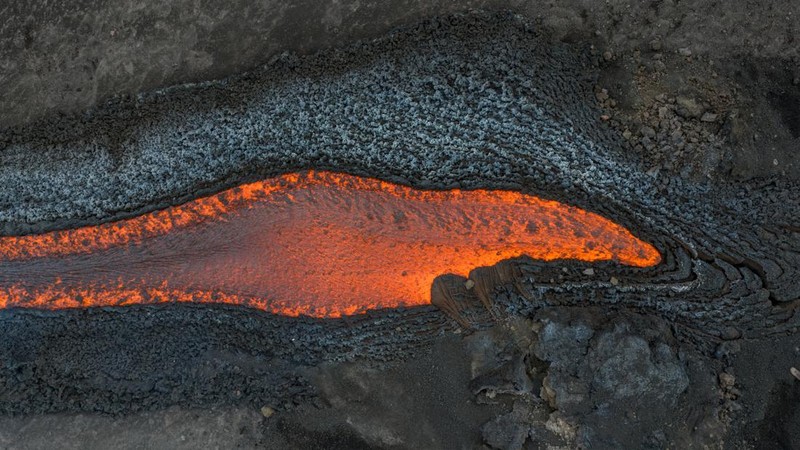 Aliran lava cair yang mengalir menuruni lereng Gunung Etna selama letusan, di Pulau Sisilia, Italia, Senin (29/6/2026). (REUTERS/Giuseppe Di Stefano)