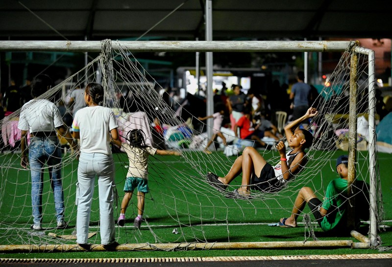 Orang-orang beristirahat di tempat penampungan sementara setelah gempa bumi di La Guaira, Venezuela, 29 Juni 2026. (REUTERS/Maxwell Briceno)