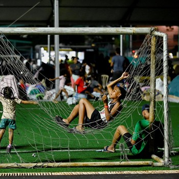 Anak-anak beristirahat di tempat penampungan sementara setelah gempa bumi di La Guaira, Venezuela, 29 Juni 2026. (REUTERS/Maxwell Briceno)