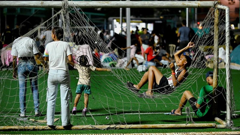 Anak-anak beristirahat di tempat penampungan sementara setelah gempa bumi di La Guaira, Venezuela, 29 Juni 2026.