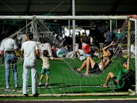 Anak-anak beristirahat di tempat penampungan sementara setelah gempa bumi di La Guaira, Venezuela, 29 Juni 2026. (REUTERS/Maxwell Briceno)