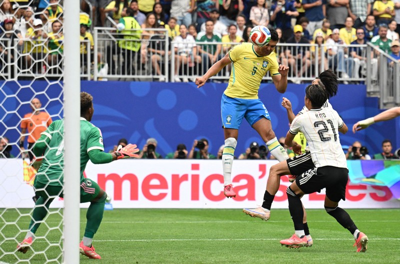 Vinicius Junior dan Endrick merayakan kemenangan usai pertandingan, memastikan Brasil lolos ke babak 16 besar Piala Dunia FIFA 2026, sementara Shogo Taniguchi tampak kecewa setelah Jepang tersingkir, di Houston Stadium, Houston, Texas, Amerika Serikat, Senin (29/6/2026). (REUTERS/Pedro Nunes)