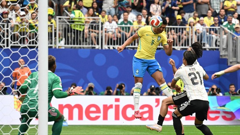 Casemiro mencetak gol pertama Brasil dalam pertandingan babak 32 besar Piala Dunia FIFA 2026 antara Brasil dan Jepang di Houston Stadium, Houston, Texas, Amerika Serikat, Senin (29/6/2026).
