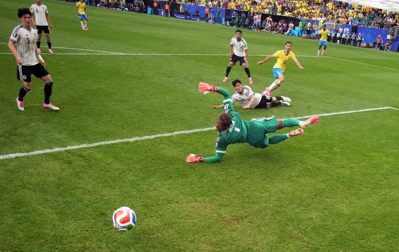 Vinicius Junior dan Endrick merayakan kemenangan usai pertandingan, memastikan Brasil lolos ke babak 16 besar Piala Dunia FIFA 2026, sementara Shogo Taniguchi tampak kecewa setelah Jepang tersingkir, di Houston Stadium, Houston, Texas, Amerika Serikat, Senin (29/6/2026). (REUTERS/Pedro Nunes)