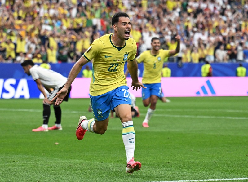 Vinicius Junior dan Endrick merayakan kemenangan usai pertandingan, memastikan Brasil lolos ke babak 16 besar Piala Dunia FIFA 2026, sementara Shogo Taniguchi tampak kecewa setelah Jepang tersingkir, di Houston Stadium, Houston, Texas, Amerika Serikat, Senin (29/6/2026). (REUTERS/Pedro Nunes)