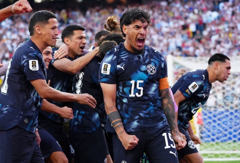 Gustavo G&oacute;mez bersama rekan-rekan setimnya merayakan kemenangan adu penalti yang memastikan Paraguay lolos ke babak 16 besar Piala Dunia FIFA 2026 usai menyingkirkan Jerman di Boston Stadium, Foxborough, Massachusetts, Amerika Serikat, Senin (29/6/2026). (IMAGN IMAGES via Reuters/David Butler Ii)