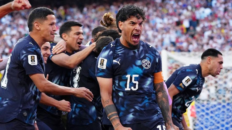Gustavo Gómez bersama rekan-rekan setimnya merayakan kemenangan adu penalti yang memastikan Paraguay lolos ke babak 16 besar Piala Dunia FIFA 2026 usai menyingkirkan Jerman di Boston Stadium, Foxborough, Massachusetts, Amerika Serikat, Senin (29/6/2
