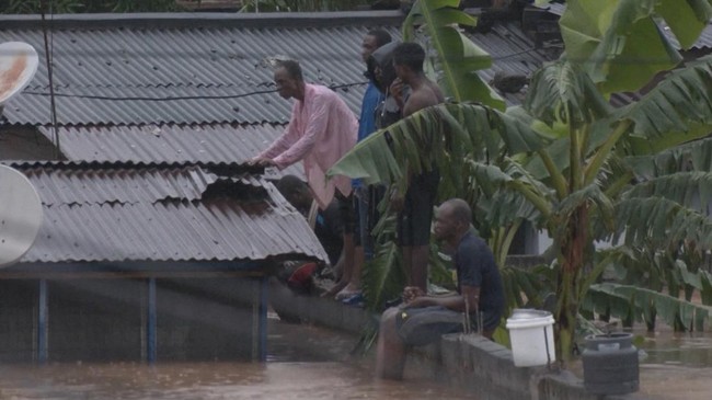 Potret Kota "Tenggelam" Usai Hujan, Warga Naik Atap Selamatkan Diri