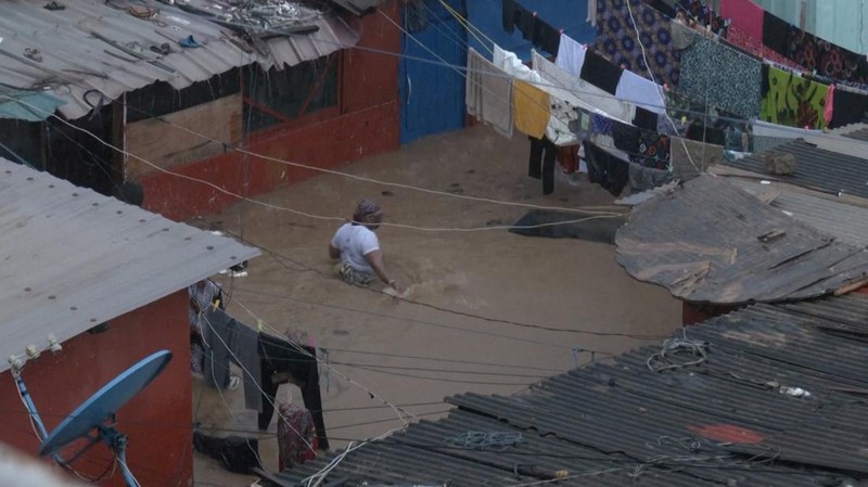 Hujan Deras Picu Banjir Parah hingga Atap Rumah di Ghana