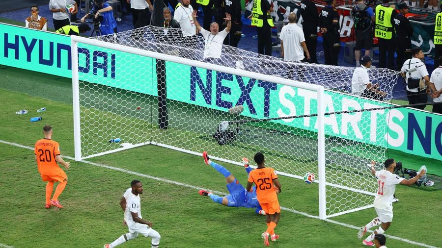 Issa Diop mencetak gol pertama Maroko dalam pertandingan babak 32 besar Piala Dunia FIFA 2026 antara Belanda dan Maroko di Estadio Monterrey, Monterrey, Meksiko, Senin (29/6/2026).