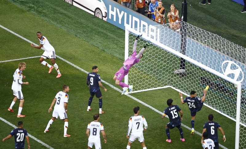 Gustavo G&oacute;mez bersama rekan-rekan setimnya merayakan kemenangan adu penalti yang memastikan Paraguay lolos ke babak 16 besar Piala Dunia FIFA 2026 usai menyingkirkan Jerman di Boston Stadium, Foxborough, Massachusetts, Amerika Serikat, Senin (29/6/2026). (IMAGN IMAGES via Reuters/David Butler Ii)