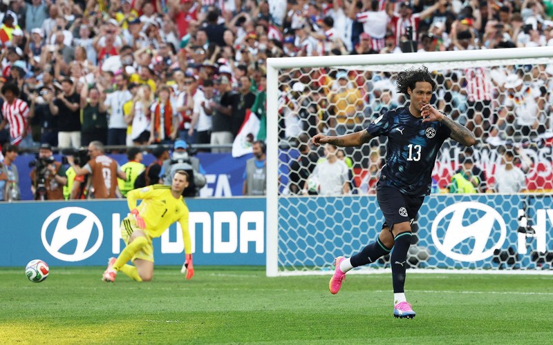 Gustavo G&oacute;mez bersama rekan-rekan setimnya merayakan kemenangan adu penalti yang memastikan Paraguay lolos ke babak 16 besar Piala Dunia FIFA 2026 usai menyingkirkan Jerman di Boston Stadium, Foxborough, Massachusetts, Amerika Serikat, Senin (29/6/2026). (IMAGN IMAGES via Reuters/David Butler Ii)