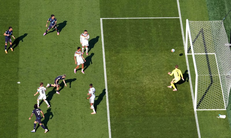 Gustavo G&oacute;mez bersama rekan-rekan setimnya merayakan kemenangan adu penalti yang memastikan Paraguay lolos ke babak 16 besar Piala Dunia FIFA 2026 usai menyingkirkan Jerman di Boston Stadium, Foxborough, Massachusetts, Amerika Serikat, Senin (29/6/2026). (IMAGN IMAGES via Reuters/David Butler Ii)