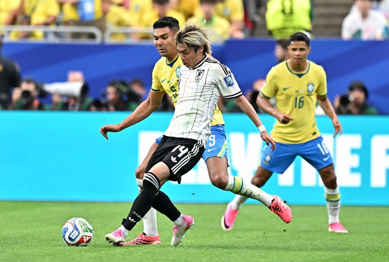 Vinicius Junior dan Endrick merayakan kemenangan usai pertandingan, memastikan Brasil lolos ke babak 16 besar Piala Dunia FIFA 2026, sementara Shogo Taniguchi tampak kecewa setelah Jepang tersingkir, di Houston Stadium, Houston, Texas, Amerika Serikat, Senin (29/6/2026). (REUTERS/Pedro Nunes)