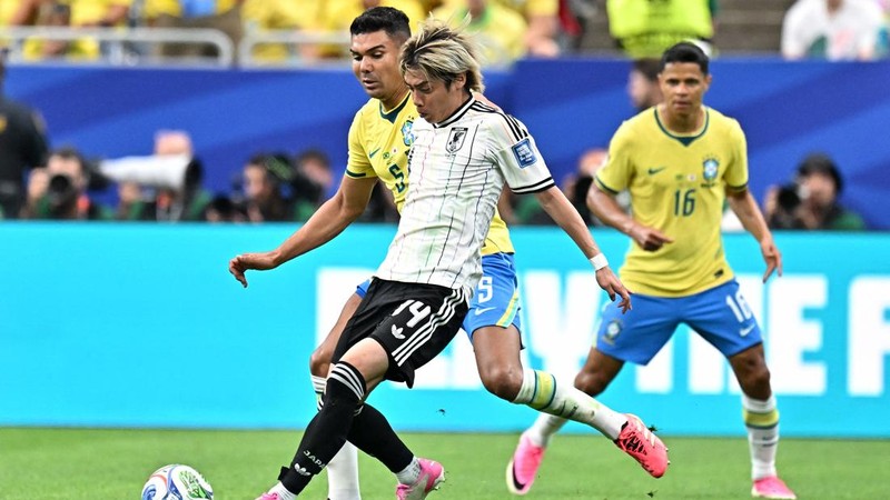 Junya Ito berduel dengan Casemiro dalam pertandingan babak 32 besar Piala Dunia FIFA 2026 antara Brasil dan Jepang di Houston Stadium, Houston, Texas, Amerika Serikat, Senin (29/6/2026).