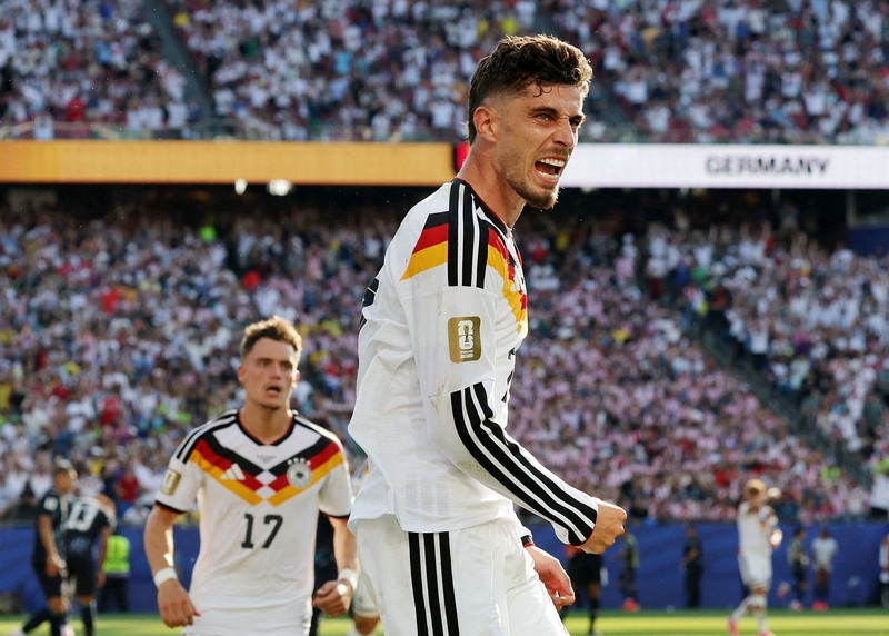 Gustavo G&oacute;mez bersama rekan-rekan setimnya merayakan kemenangan adu penalti yang memastikan Paraguay lolos ke babak 16 besar Piala Dunia FIFA 2026 usai menyingkirkan Jerman di Boston Stadium, Foxborough, Massachusetts, Amerika Serikat, Senin (29/6/2026). (IMAGN IMAGES via Reuters/David Butler Ii)
