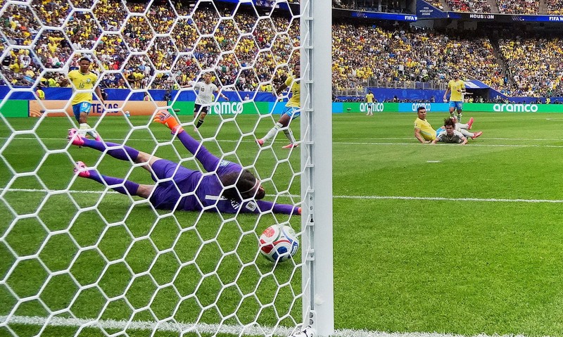 Vinicius Junior dan Endrick merayakan kemenangan usai pertandingan, memastikan Brasil lolos ke babak 16 besar Piala Dunia FIFA 2026, sementara Shogo Taniguchi tampak kecewa setelah Jepang tersingkir, di Houston Stadium, Houston, Texas, Amerika Serikat, Senin (29/6/2026). (REUTERS/Pedro Nunes)