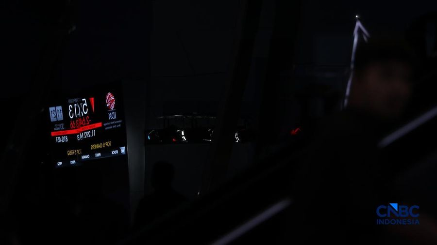 Layar menampilkan pergerakan Indeks Harga Saham Gabungan (IHSG) di Bursa Efek Indonesia (BEI), Jakarta, Selasa (30/6/2026). (CNBC Indonesia/Tri Susilo)