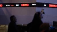 Layar menampilkan pergerakan IHSG di Bursa Efek Indonesia Jakarta dengan grafik saham berwarna