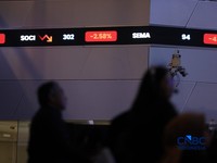 Layar menampilkan pergerakan Indeks Harga Saham Gabungan (IHSG) di Bursa Efek Indonesia (BEI), Jakarta, Selasa (30/6/2026). (CNBC Indonesia/Tri Susilo)