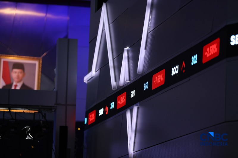 Layar menampilkan pergerakan Indeks Harga Saham Gabungan (IHSG) di Bursa Efek Indonesia (BEI), Jakarta, Selasa (30/6/2026). (CNBC Indonesia/Tri Susilo)