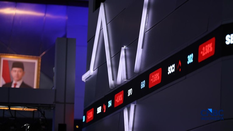 Layar menampilkan pergerakan Indeks Harga Saham Gabungan (IHSG) di Bursa Efek Indonesia (BEI), Jakarta, Selasa (30/6/2026).