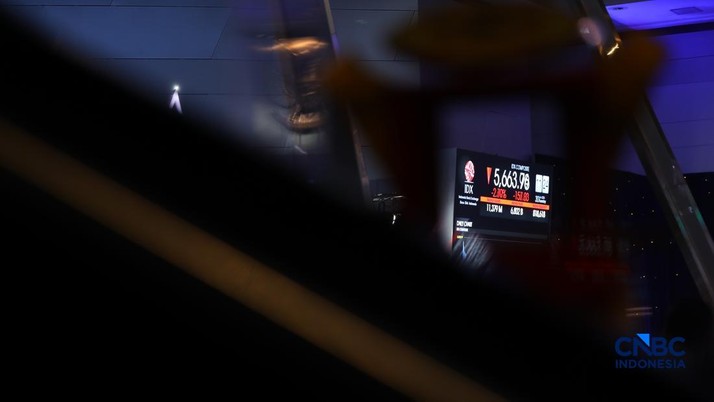 Layar menampilkan pergerakan Indeks Harga Saham Gabungan (IHSG) di Bursa Efek Indonesia (BEI), Jakarta, Selasa (30/6/2026). (CNBC Indonesia/Tri Susilo)