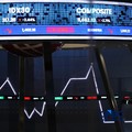 Layar menampilkan pergerakan Indeks Harga Saham Gabungan (IHSG) di Bursa Efek Indonesia (BEI), Jakarta, Selasa (30/6/2026). (CNBC Indonesia/Tri Susilo)