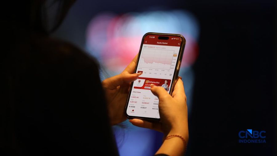 Layar menampilkan pergerakan Indeks Harga Saham Gabungan (IHSG) di Bursa Efek Indonesia (BEI), Jakarta, Selasa (30/6/2026). (CNBC Indonesia/Tri Susilo)