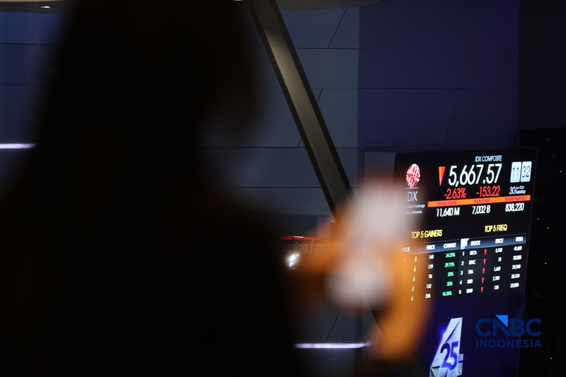 Layar menampilkan pergerakan Indeks Harga Saham Gabungan (IHSG) di Bursa Efek Indonesia (BEI), Jakarta, Selasa (30/6/2026). (CNBC Indonesia/Tri Susilo)