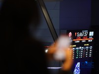 Layar menampilkan pergerakan Indeks Harga Saham Gabungan (IHSG) di Bursa Efek Indonesia (BEI), Jakarta, Selasa (30/6/2026). (CNBC Indonesia/Tri Susilo)