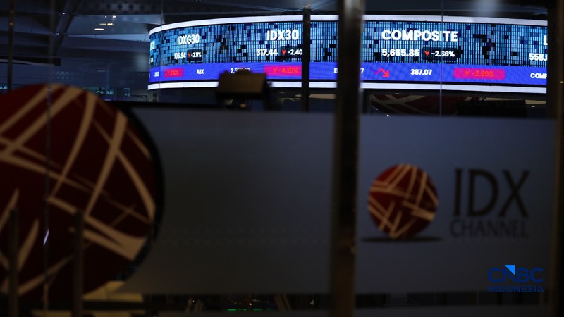 Layar menampilkan pergerakan Indeks Harga Saham Gabungan (IHSG) di Bursa Efek Indonesia (BEI), Jakarta, Selasa (30/6/2026). (CNBC Indonesia/Tri Susilo)