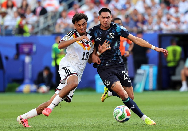 Gustavo G&oacute;mez bersama rekan-rekan setimnya merayakan kemenangan adu penalti yang memastikan Paraguay lolos ke babak 16 besar Piala Dunia FIFA 2026 usai menyingkirkan Jerman di Boston Stadium, Foxborough, Massachusetts, Amerika Serikat, Senin (29/6/2026). (IMAGN IMAGES via Reuters/David Butler Ii)