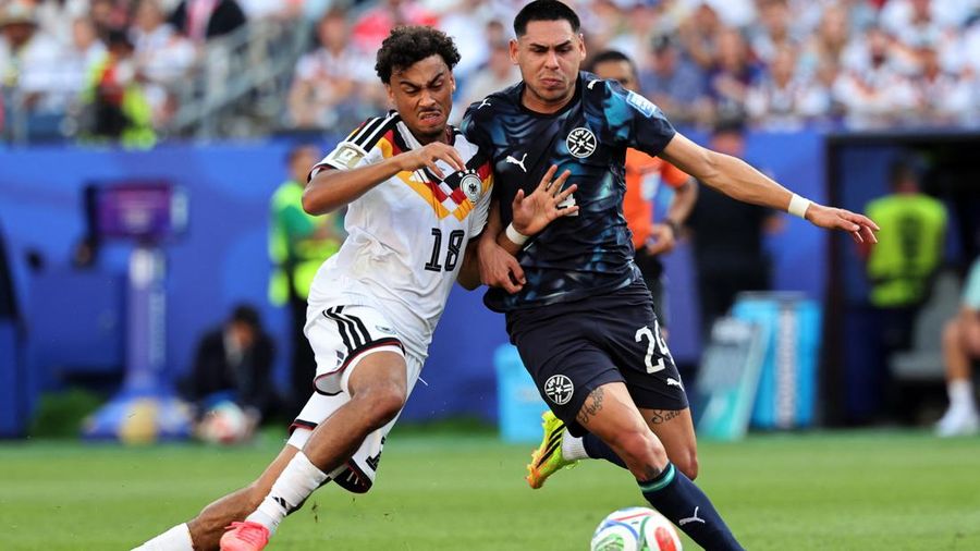 Nathaniel Brown berduel dengan Gustavo Caballero dalam pertandingan babak 32 besar Piala Dunia FIFA 2026 antara Jerman dan Paraguay di Boston Stadium, Foxborough, Massachusetts, Amerika Serikat, Senin (29/6/2026).
