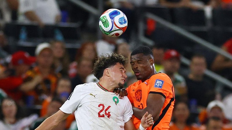Neil El Aynaoui berduel memperebutkan bola dengan Denzel Dumfries dalam pertandingan babak 32 besar Piala Dunia FIFA 2026 antara Belanda dan Maroko di Estadio Monterrey, Monterrey, Meksiko, Senin (29/6/2026).