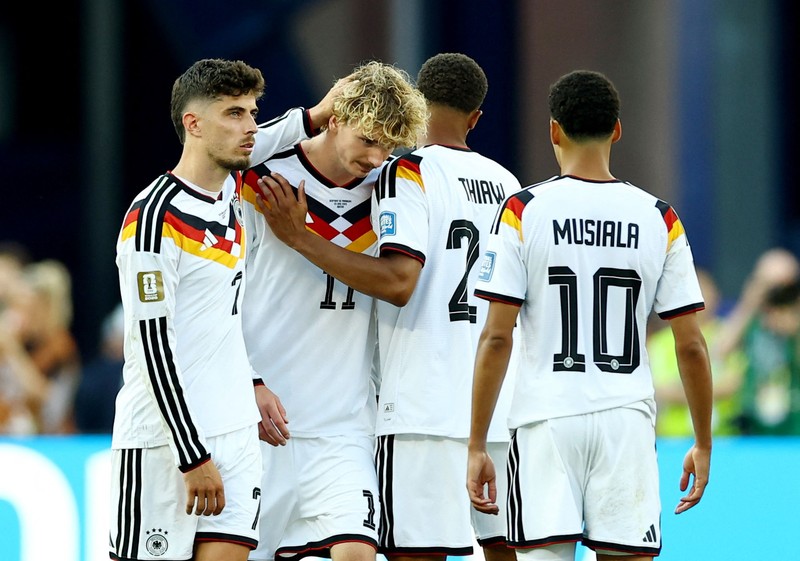 Gustavo G&oacute;mez bersama rekan-rekan setimnya merayakan kemenangan adu penalti yang memastikan Paraguay lolos ke babak 16 besar Piala Dunia FIFA 2026 usai menyingkirkan Jerman di Boston Stadium, Foxborough, Massachusetts, Amerika Serikat, Senin (29/6/2026). (IMAGN IMAGES via Reuters/David Butler Ii)