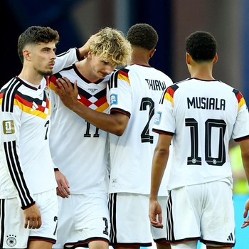 Nick Woltemade tampak kecewa bersama rekan-rekan setimnya setelah gagal mengeksekusi penalti dalam adu penalti yang berujung pada tersingkirnya Jerman dari Piala Dunia FIFA 2026, usai menghadapi Paraguay di Boston Stadium, Foxborough, Massachusetts,